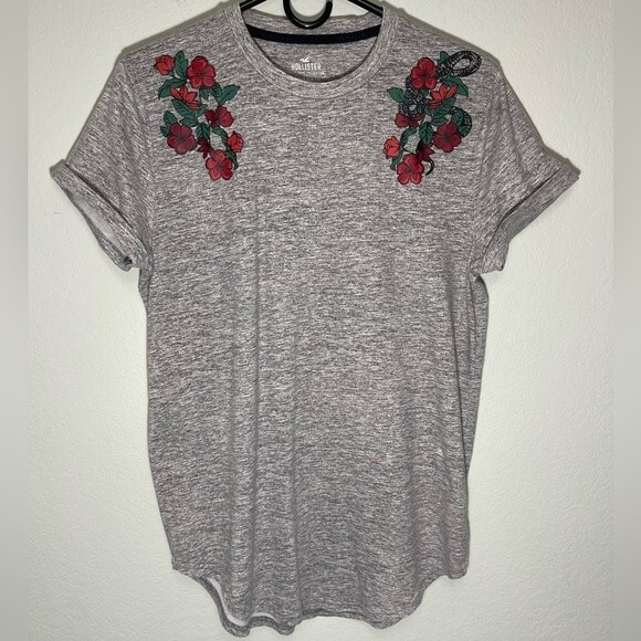 Hollister Curved Hem Tee in Medium Relaxed Fit Roses and Snake Design - Picture 1 of 9
